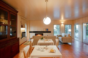 Dining - Groups-friendly (Maia)