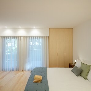 5 bedrooms, WiFi, bed sheets - Groups-friendly (Maia)