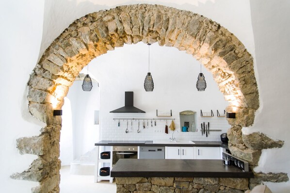 Lave-vaisselle, bouilloire électrique, chaise haute