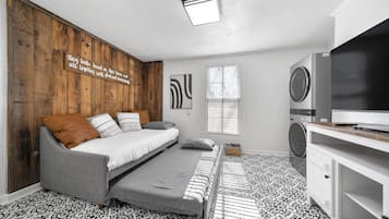 3 bedrooms, desk, iron/ironing board, free WiFi