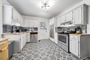 Kjøleskap, mikrobølgeovn, ovn og kokeplater