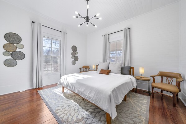 3 bedrooms, desk, iron/ironing board, free WiFi