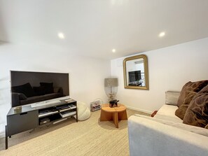 TV - Comfortable lodging in Saugues for hikers, 3 spacious rooms with en-suite bathroom (Saugues)