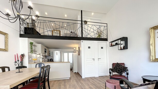 A modern apartment with a dining area, kitchen, and a loft bedroom. - Comfortable lodging in Saugues for hikers, 3 spacious rooms with en-suite bathroom (Saugues)