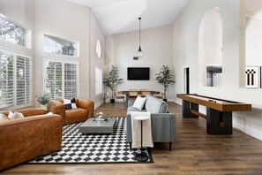 スマートテレビ、暖炉、卓球台、書庫