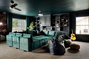 Smart TV, fireplace, ping pong, books - The Wildflower · The Wildflower - Waterslide, Theater, B-ball (Mesa)
