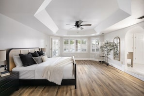 5 habitaciones, escritorio y tabla de planchar con plancha