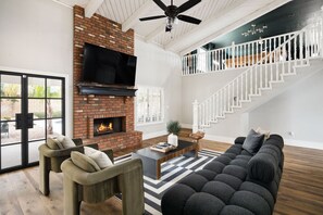 スマートテレビ、暖炉、卓球台、書庫