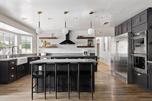 冷蔵庫、電子レンジ、オーブン、コンロ