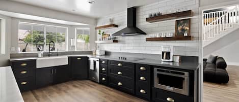 Réfrigérateur, micro-ondes, four, plaque de cuisson