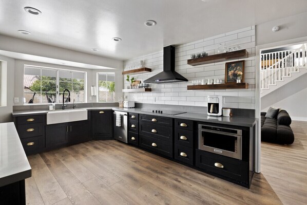 Réfrigérateur, four à micro-ondes, un four, surface de cuisson