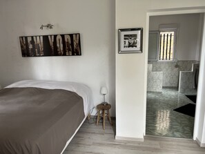 5 habitaciones, escritorio y tabla de planchar con plancha 