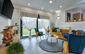Smart TV, chimenea, futbolito y estéreo 