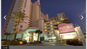 El edificio del Ocean Walk Resort con un cartel que indica que es un hotel Wyndham.