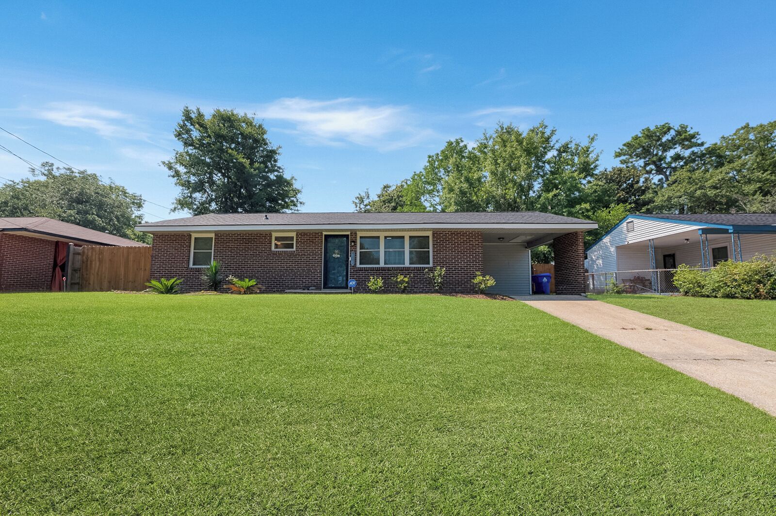 Charming Home Located Near the Heart of Charleston!