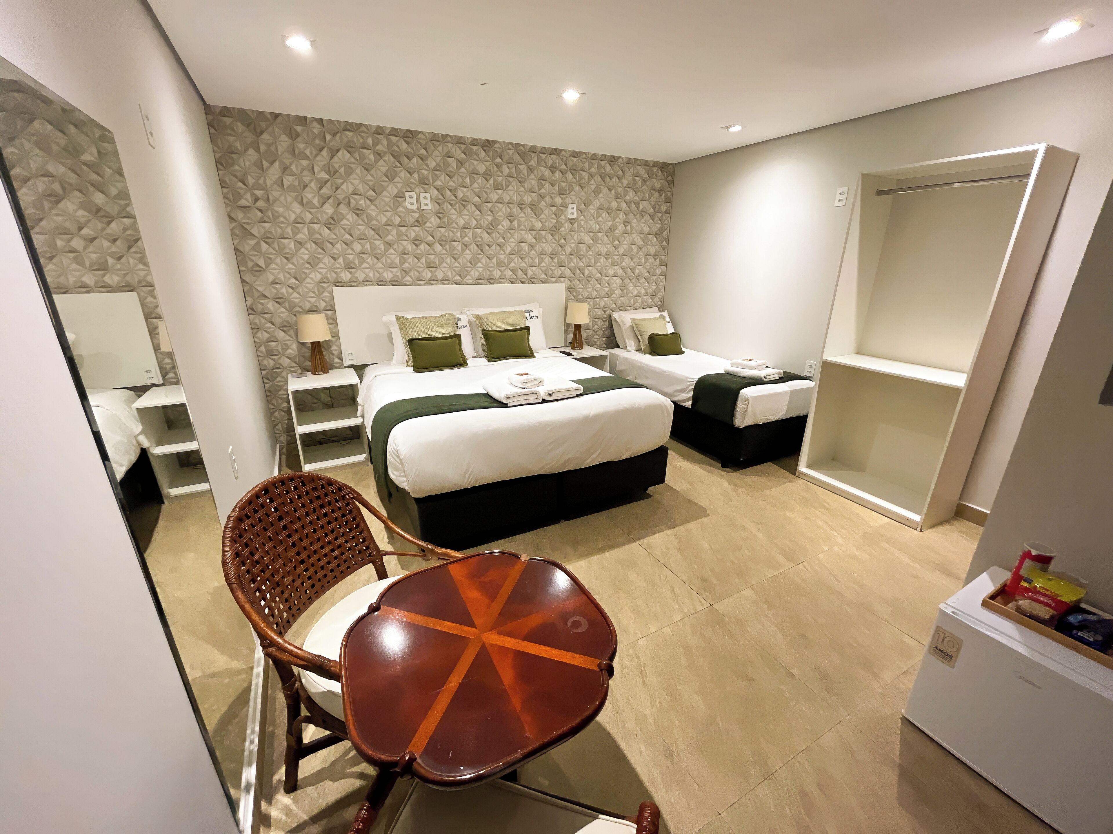 高档床上用品、迷你吧、办公桌、笔记本电脑工作区