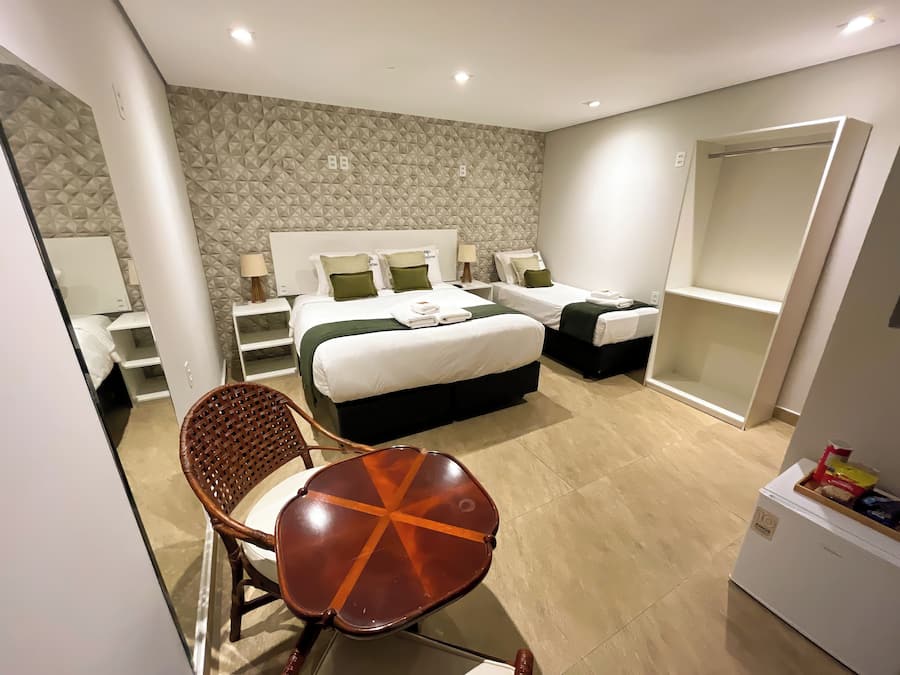 Hochwertige Bettwaren, Minibar, Schreibtisch