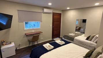 Habitación triple estándar | Ropa de cama de alta calidad, minibar, escritorio