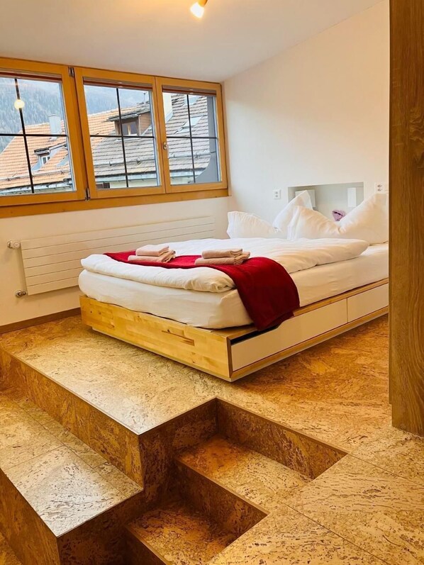 3 bedrooms, free Internet, bed sheets