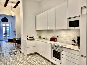 Refrigerador, microondas, horno, placa de cocina
