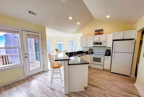 Kühlschrank, Mikrowelle, Herdplatte, Geschirrspüler