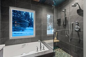 Ferienhaus (Martingale Lane Home) | Badezimmer | Duschwanne, Haartrockner, Handtücher, Seife