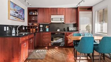 Condo (Silverglo 2 bedroom) | Private kitchen | Full-sized fridge, microwave, oven, stovetop