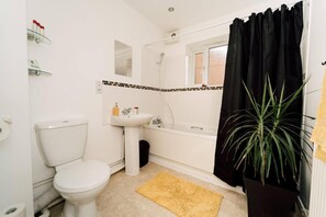 Apartment, 2 Queen Beds | Bathroom