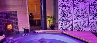 Angela's Hideaway - 2 Beds - Hot Tub - Sauna