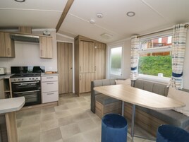 冰箱、洗碗机、电热水壶、烤面包机