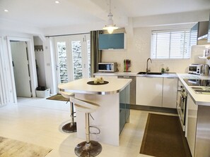 Réfrigérateur, micro-ondes, four, lave-vaisselle