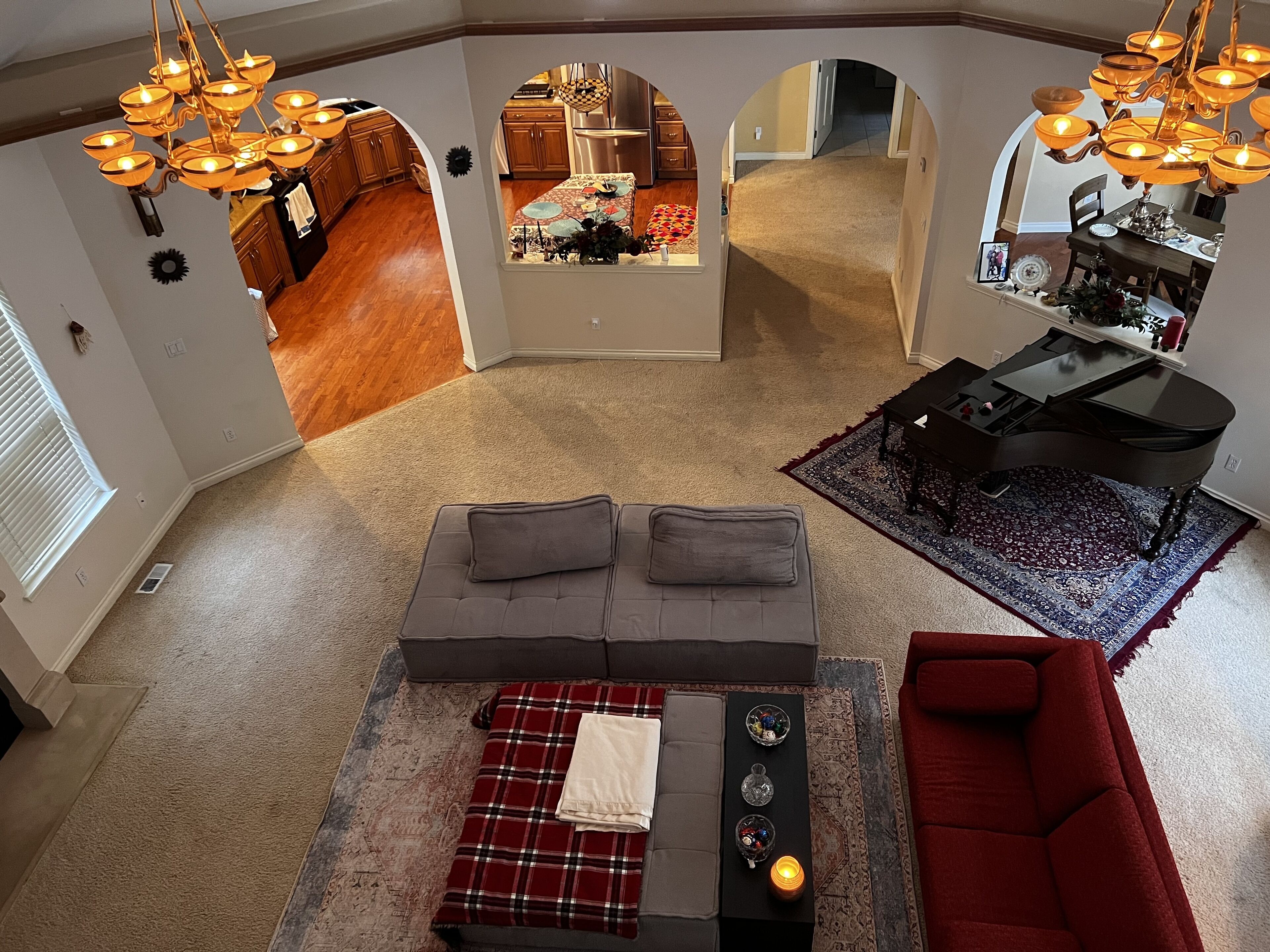 TV connectée, cheminée, écrans d'ordinateur