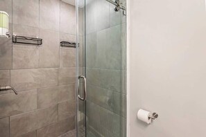 Dusche, Haartrockner, Handtücher, Shampoo