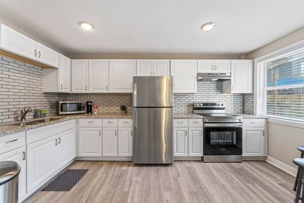 Refrigerador, microondas, horno y parrilla de estufa 