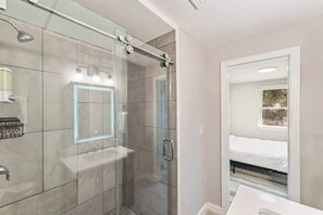 Shower, hair dryer, towels, shampoo - *Flagler Haus 1535* TV, AC, WiFi (Jacksonville)