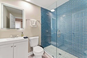 Dusche, Haartrockner, Handtücher, Shampoo