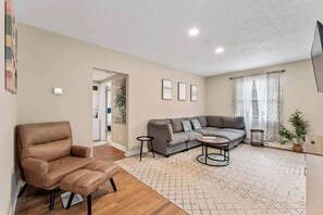 Smart TV, Netflix, Hulu, streaming services