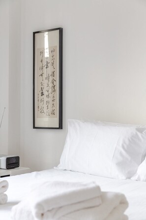 Apartamento básico, 1 cama doble | 1 dormitorio, tabla de planchar con plancha, ropa de cama
