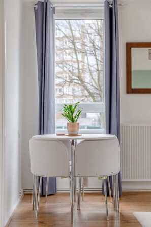 Apartamento básico, 1 cama doble | Restauración