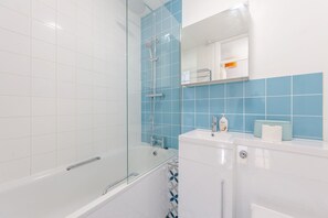 Basic Apartment, 1 Double Bed | Bathroom