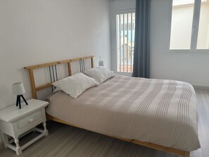 3 bedrooms, desk, iron/ironing board, travel cot