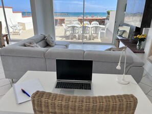 TV connectée, livres, écrans d'ordinateur