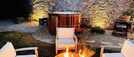 Outdoor spa tub