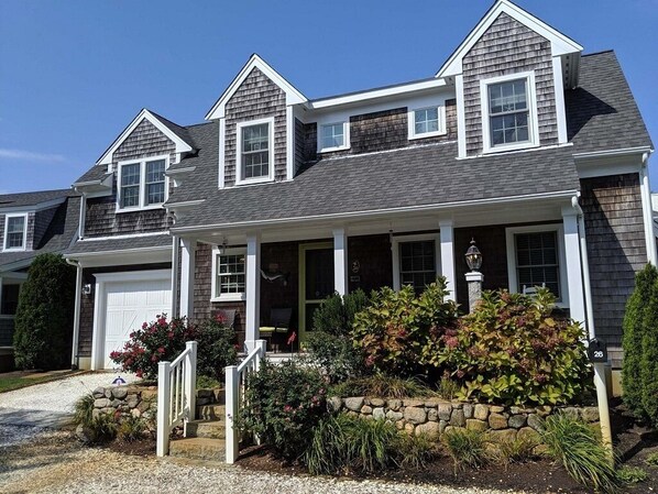 Exterior - Vacation in the heart of Chatham and walk to everything. Oyster Pond Beach is right around the corner! (Chatham)