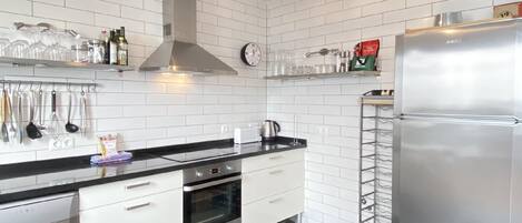 Een koelkast, een microgolfoven, een oven, een vaatwasser