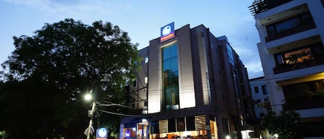 Vista frontal de la propiedad