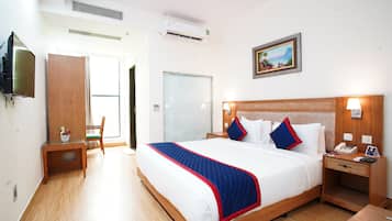Executive Room | Egyptian cotton sheets, premium bedding, desk, laptop workspace
