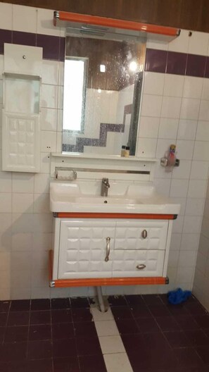 Deluxe Double Room | Bathroom | Shower, designer toiletries, towels, soap - Lasani Continental Hotel Lahore (Lahore)