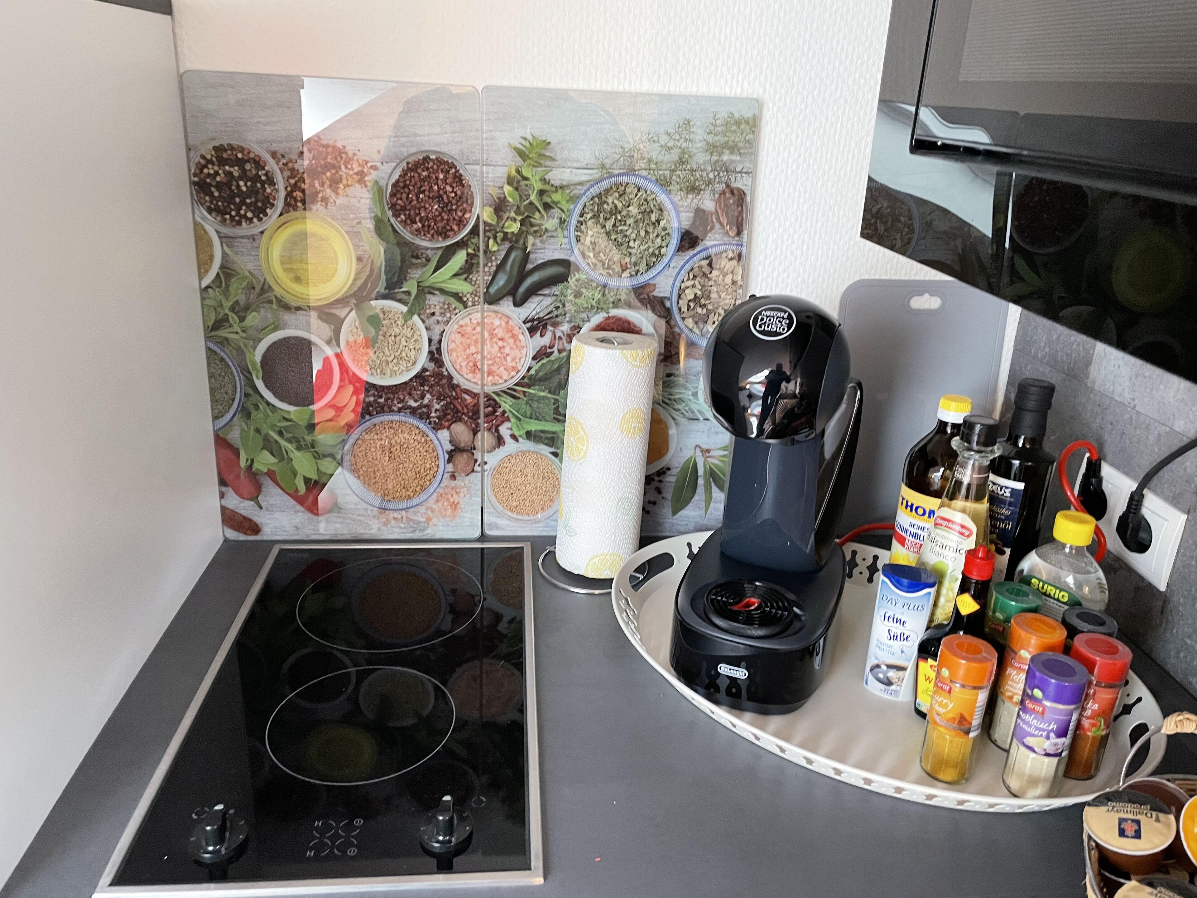Réfrigérateur, micro-ondes, plaque de cuisson, cafetière/bouilloire