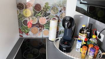Réfrigérateur, micro-ondes, plaque de cuisson, cafetière/bouilloire